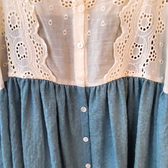 Lace Dress - Picture 3 of 4